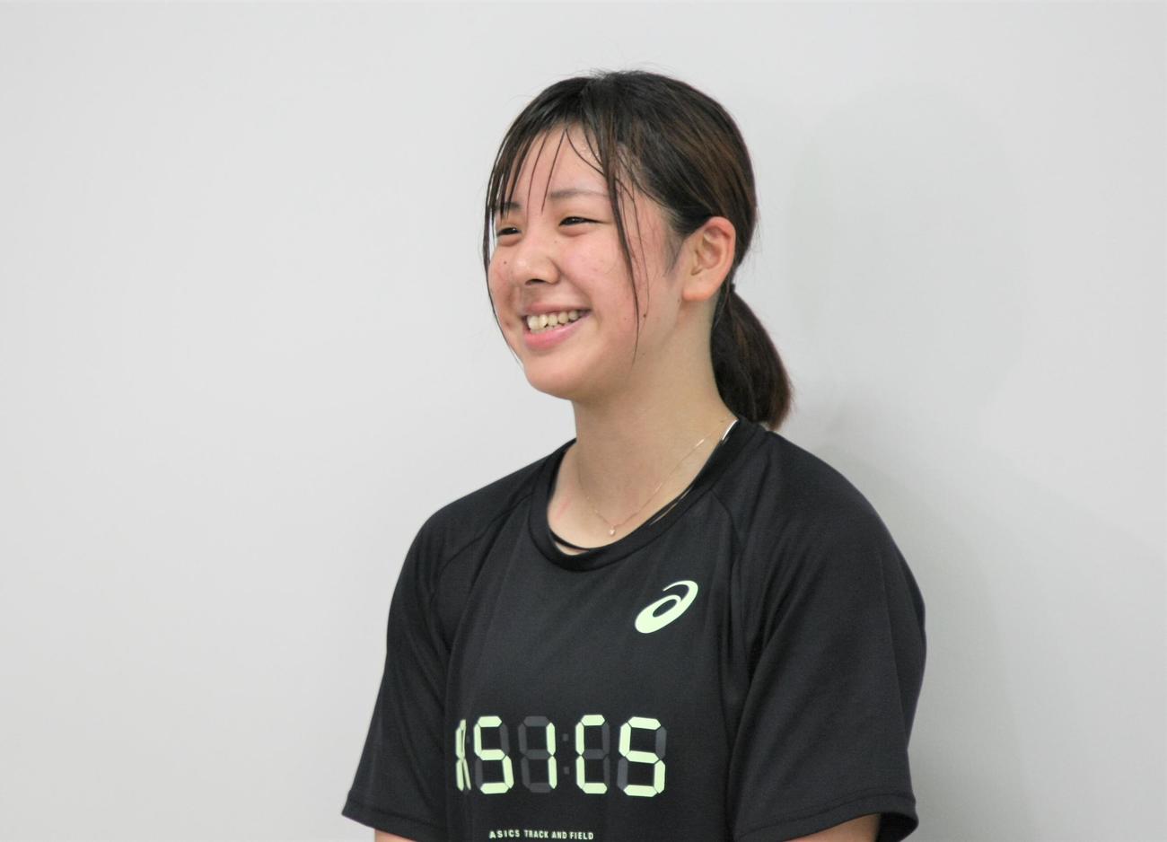 取材会で笑顔をみせるスノーボードパラレル大回転の三木（撮影・藤塚大輔）