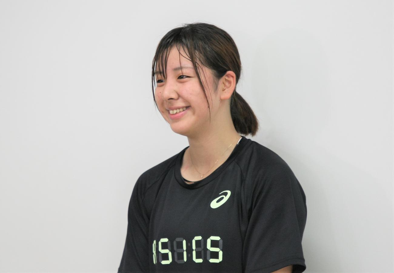 取材会で笑顔をみせるスノーボードパラレル大回転の三木（撮影・藤塚大輔）
