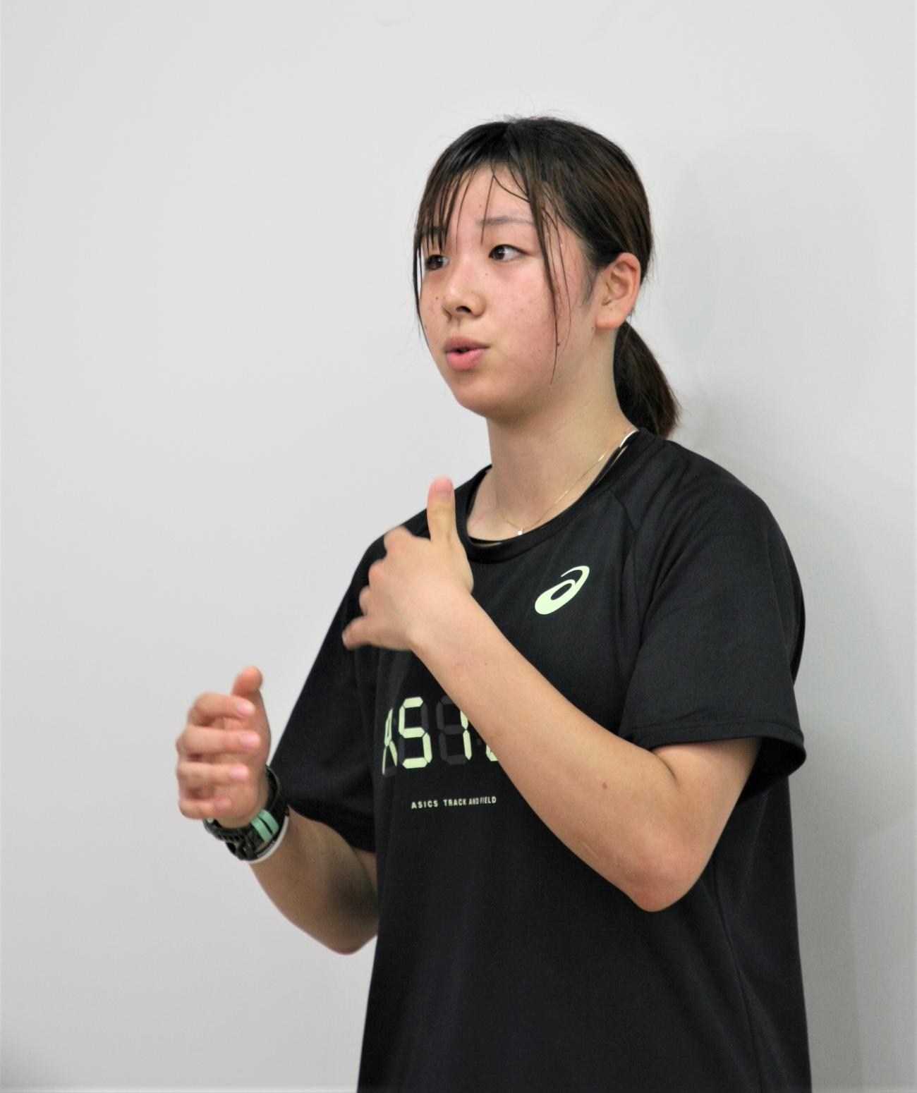 取材会で真剣な表情をみせるスノーボードパラレル大回転の三木（撮影・藤塚大輔）