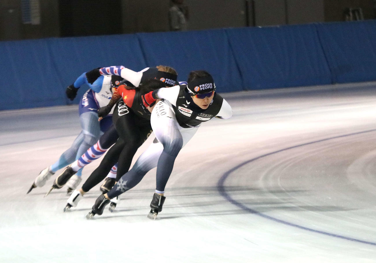 氷上トレーニングを公開したスピードスケートの高木美帆（撮影・山崎純一）