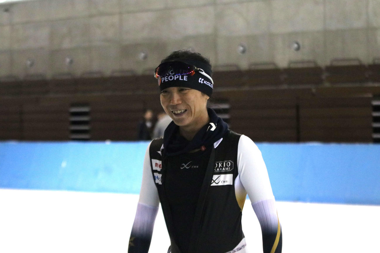 氷上トレーニングを公開し、笑顔をみせるスピードスケートの高木美帆（撮影・山崎純一）