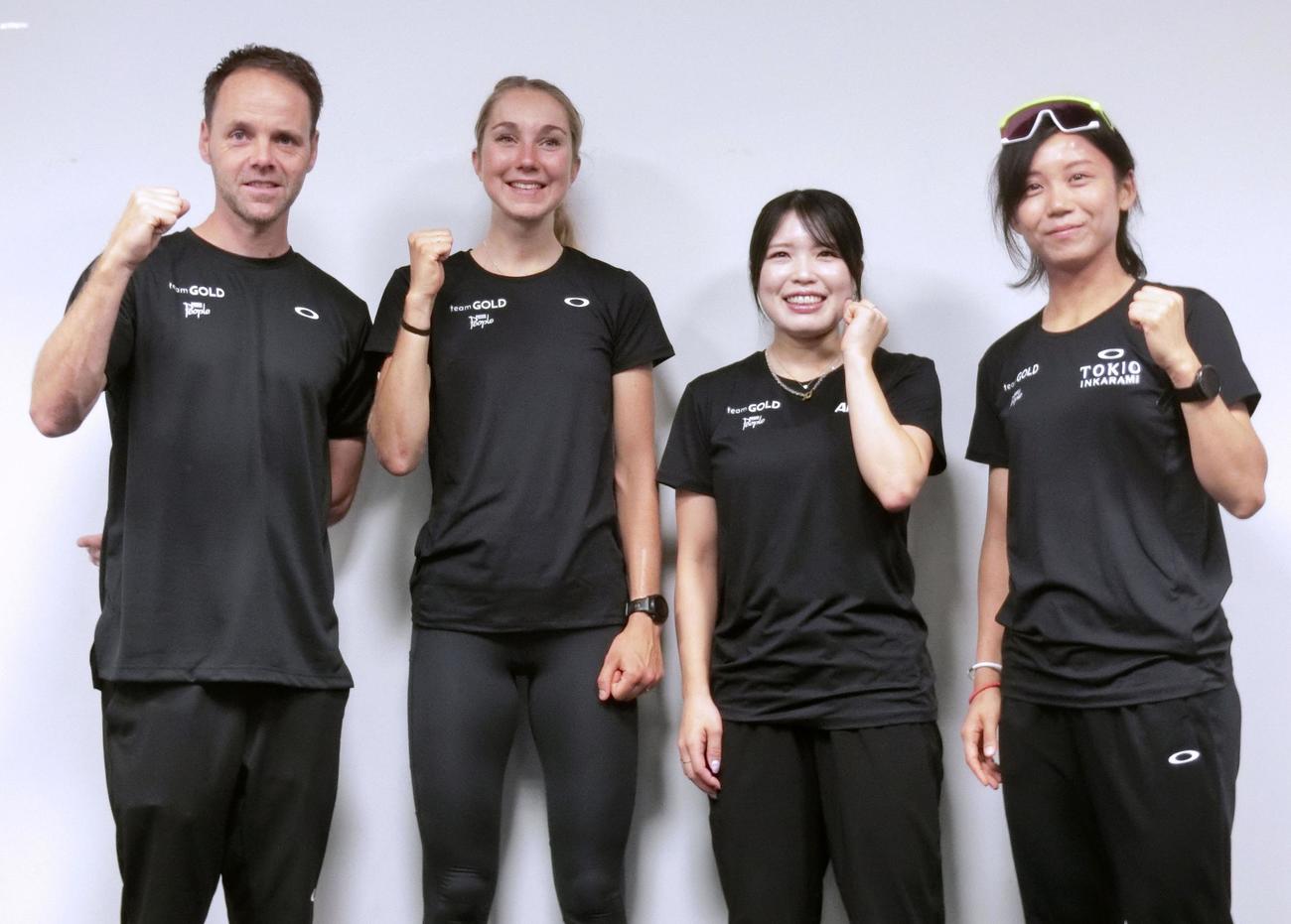 写真撮影に応じるスピードスケート女子の（右から）高木美帆、佐藤綾乃、サネ・イントホフ。左端はコーチのヨハン・デビット氏（共同）