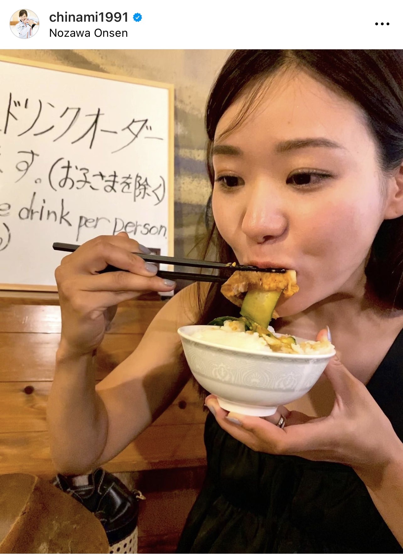 雲白肉とスライスきゅうりでツヤツヤアツアツの白米を巻いて豪快もぐもぐタイムの吉田知那美（ロコ・ソラーレ吉田知那美のインスタグラムから）