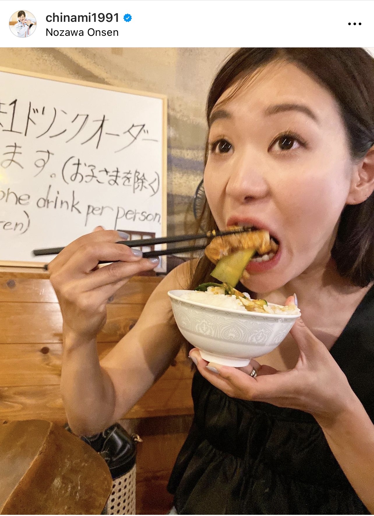 口を大きく開けて、いっぱいに頬張る吉田知那美（ロコ・ソラーレ吉田知那美のインスタグラムから）