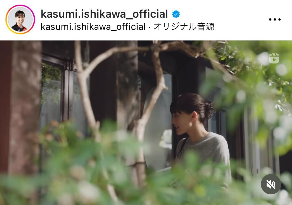 ユニクロの新CMで石川佳純さんと共演する綾瀬はるか（石川佳純さんのインスタグラムから）
