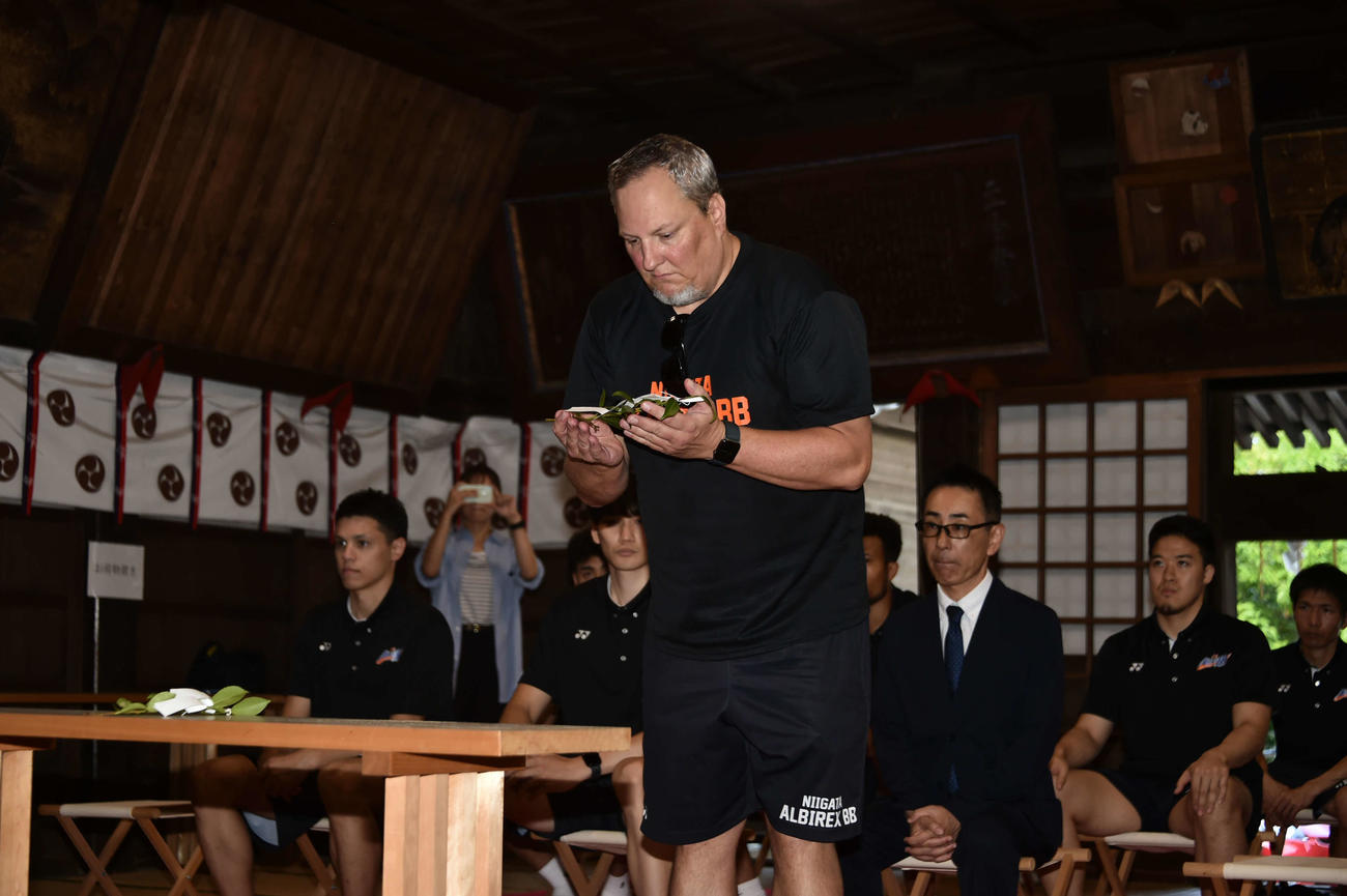 神妙な面持ちで玉串を奉納するオーウェンズ監督