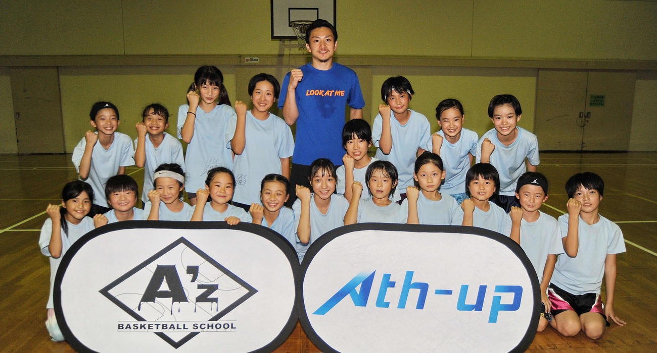 井宮北ミニバスの選手らと記念写真に納まる大沢代表
