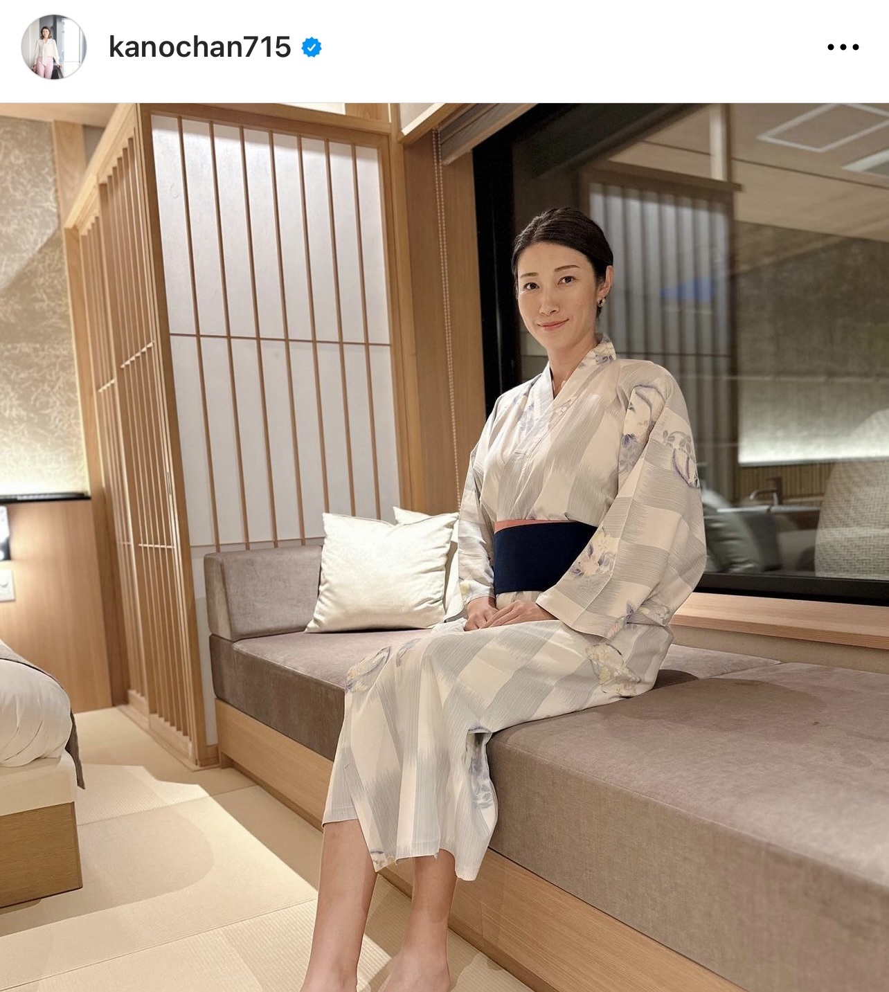 ベットに浴衣姿で座る狩野舞子さん（狩野舞子さんのインスタグラムから）
