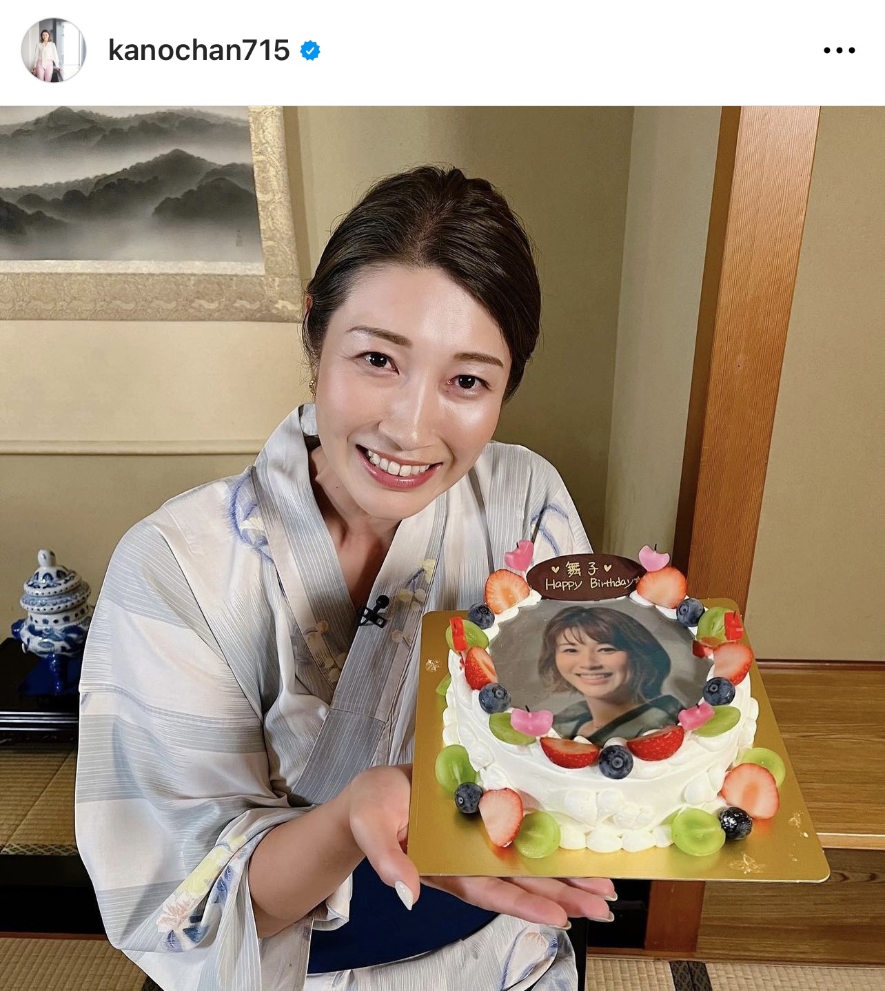 サプライズの誕生日ケーキを見せる狩野舞子さん（狩野舞子さんのインスタグラムから）