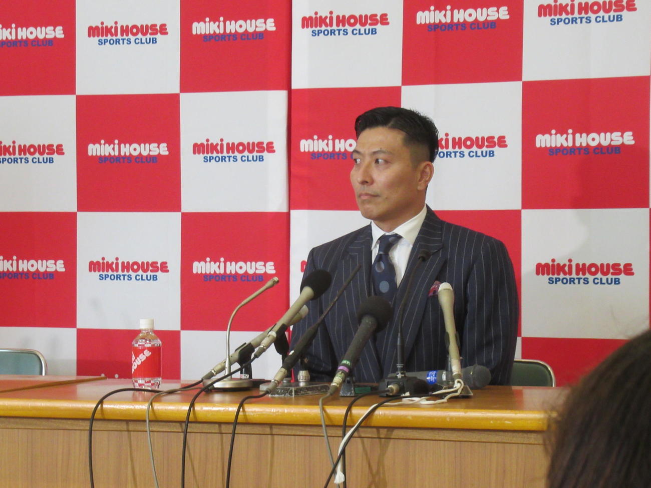 引退会見に臨んだ寺内健（撮影・益田一弘）