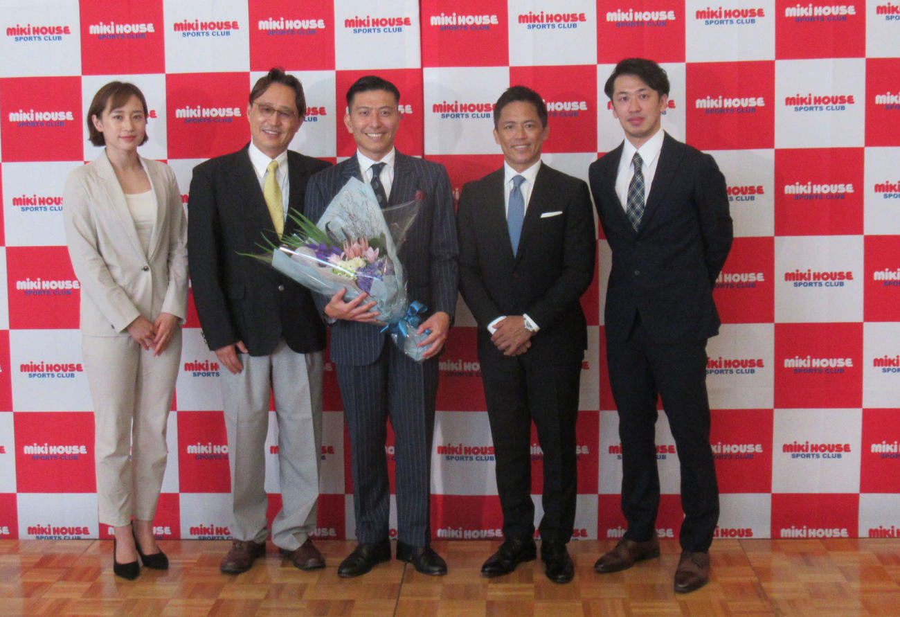 引退会見に臨んだ寺内健（中央）。右から坂井丞、野村忠宏氏、寺内、馬淵崇英コーチ、馬淵優佳（撮影・益田一弘）＝2023年9月14日、大阪・八尾市内