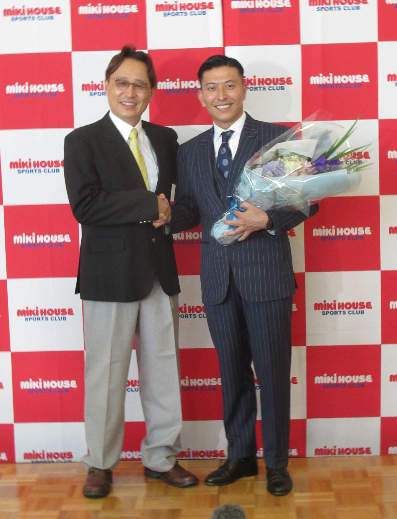 引退会見に臨んだ寺内健（右）と馬淵崇英コーチ（撮影・益田一弘）＝2023年9月14日、大阪・八尾市内