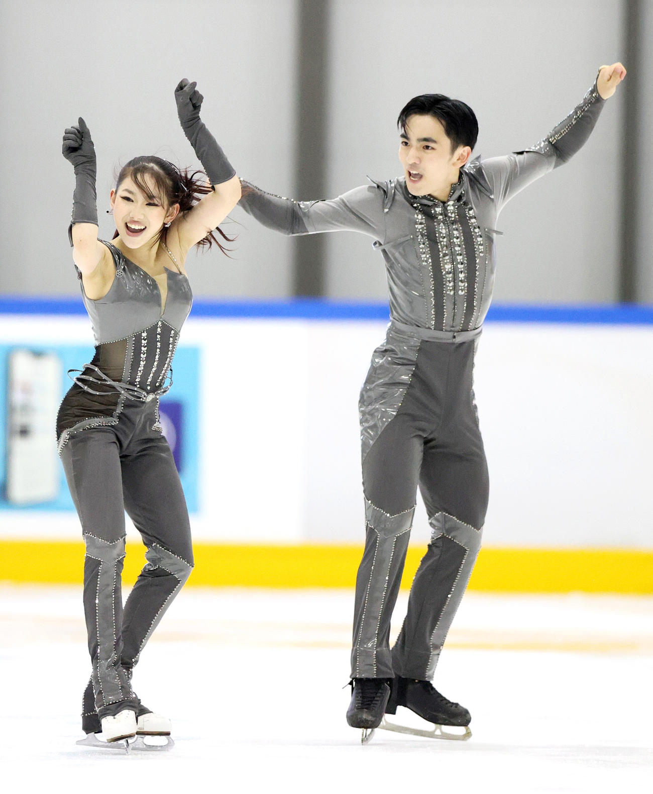 アイスダンス・リズムダンス（RD）　演技を披露する岸本（左）と田村組（撮影・上山淳一）