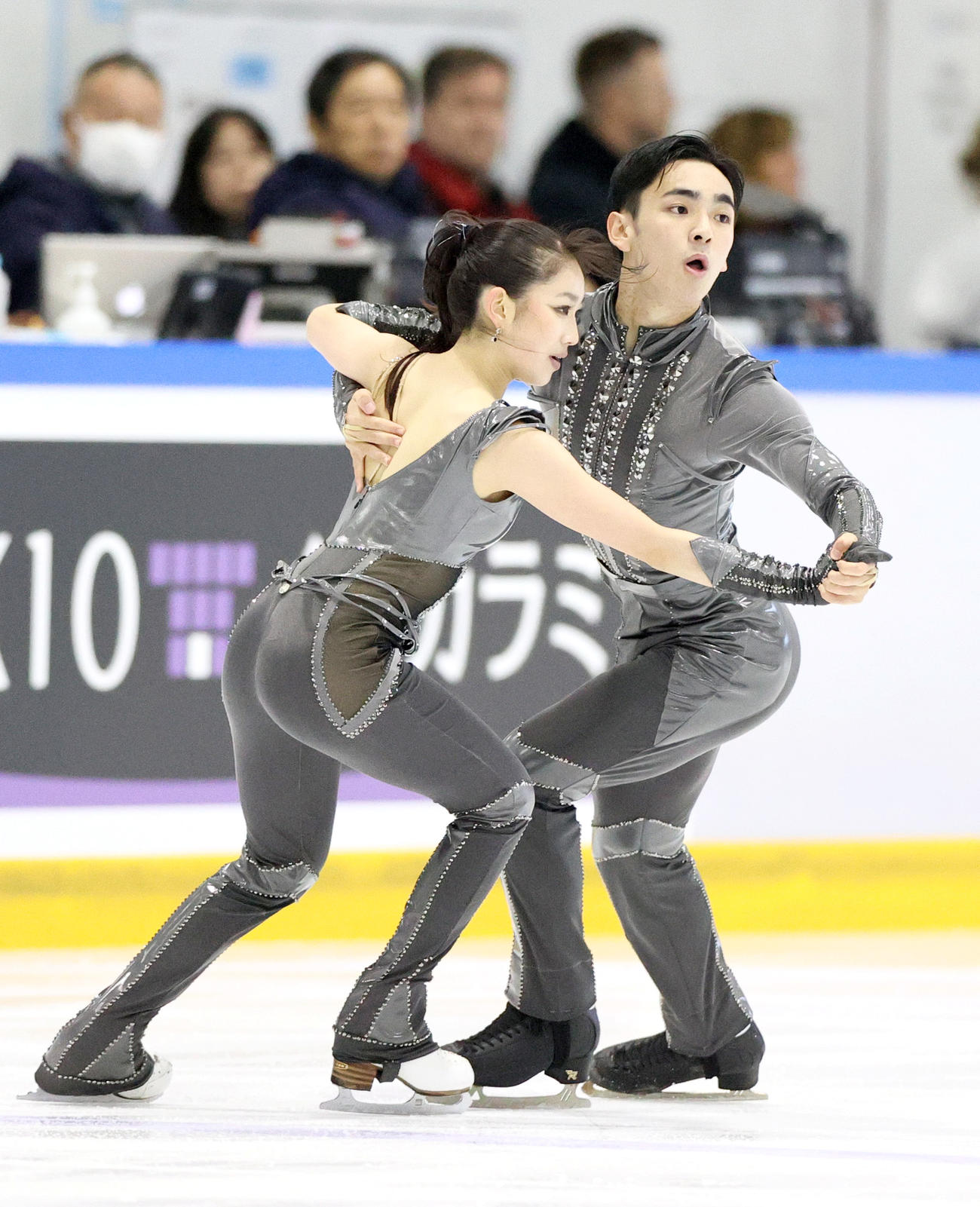 アイスダンス・リズムダンス（RD）　演技を披露する岸本（左）と田村組（撮影・上山淳一）