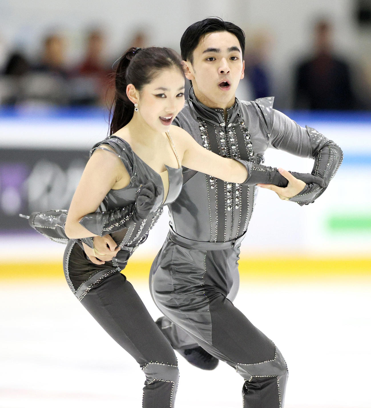 アイスダンス・リズムダンス（RD）　演技を披露する岸本（左）と田村組（撮影・上山淳一）