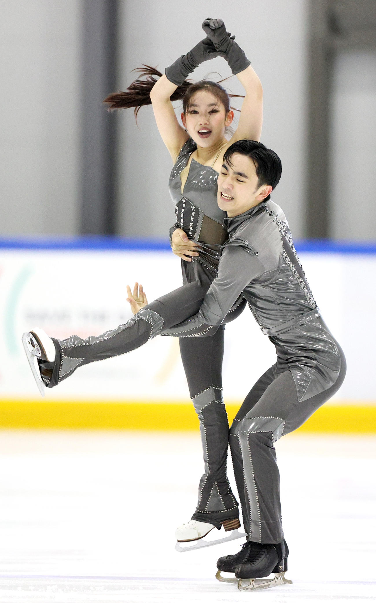 アイスダンス・リズムダンス（RD）　演技を披露する岸本（左）と田村組（撮影・上山淳一）