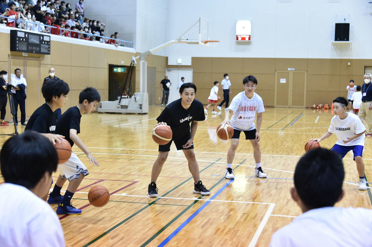 ドリブルの指導をする富樫