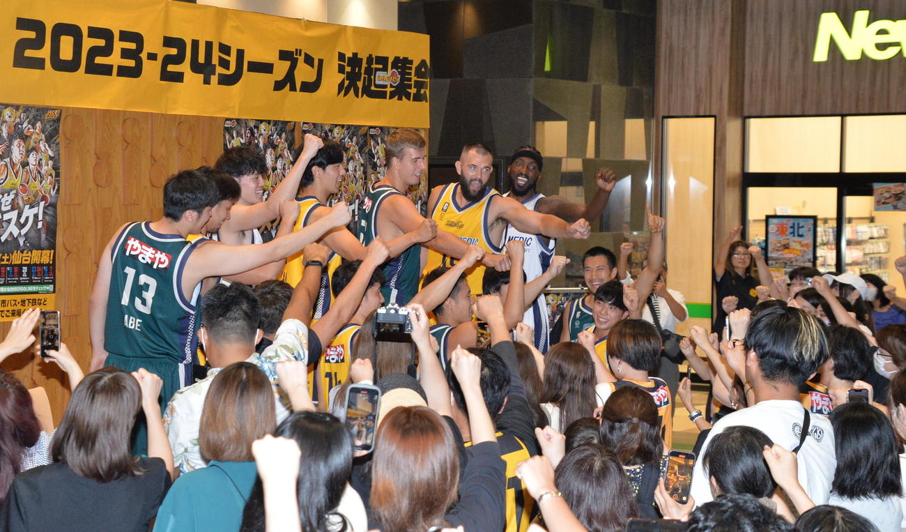 ブースターと円陣を組んで気勢を上げる仙台89ERS