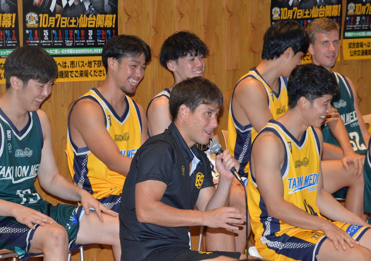 今季への思いを語る藤田HC（中央）