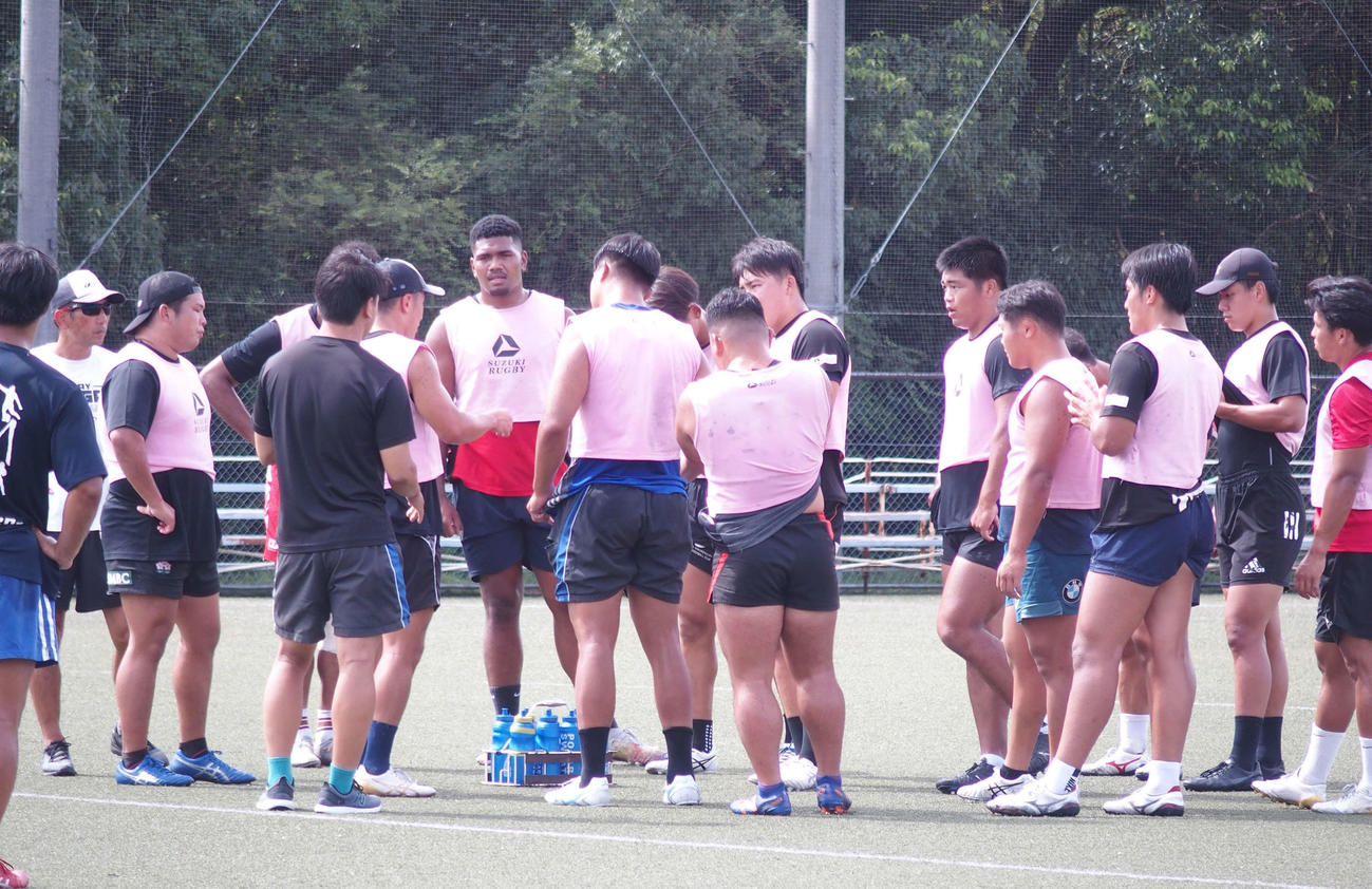 北條拓郎主将を中心に戦術確認する天理大ラグビー部（撮影・永田淳）