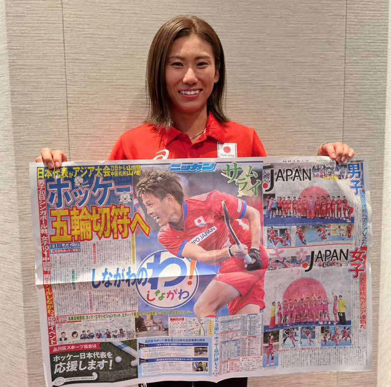 アジア大会結団式の会場で、日刊スポーツの特別紙面を手にするさくらジャパン永井友理キャプテン