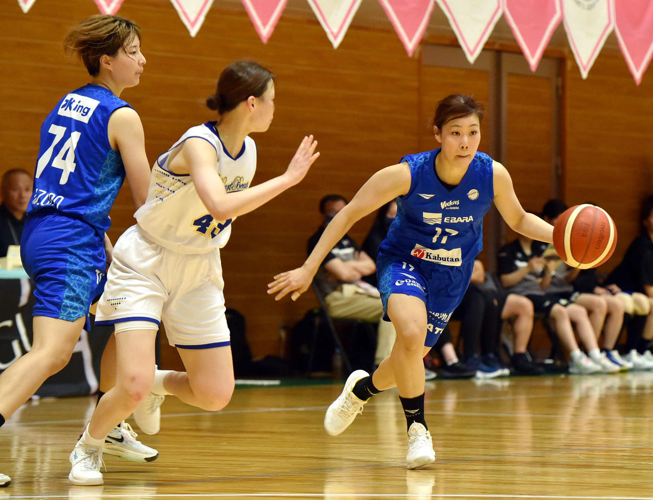 8日、紀陽銀行戦でドライブする千葉（右）