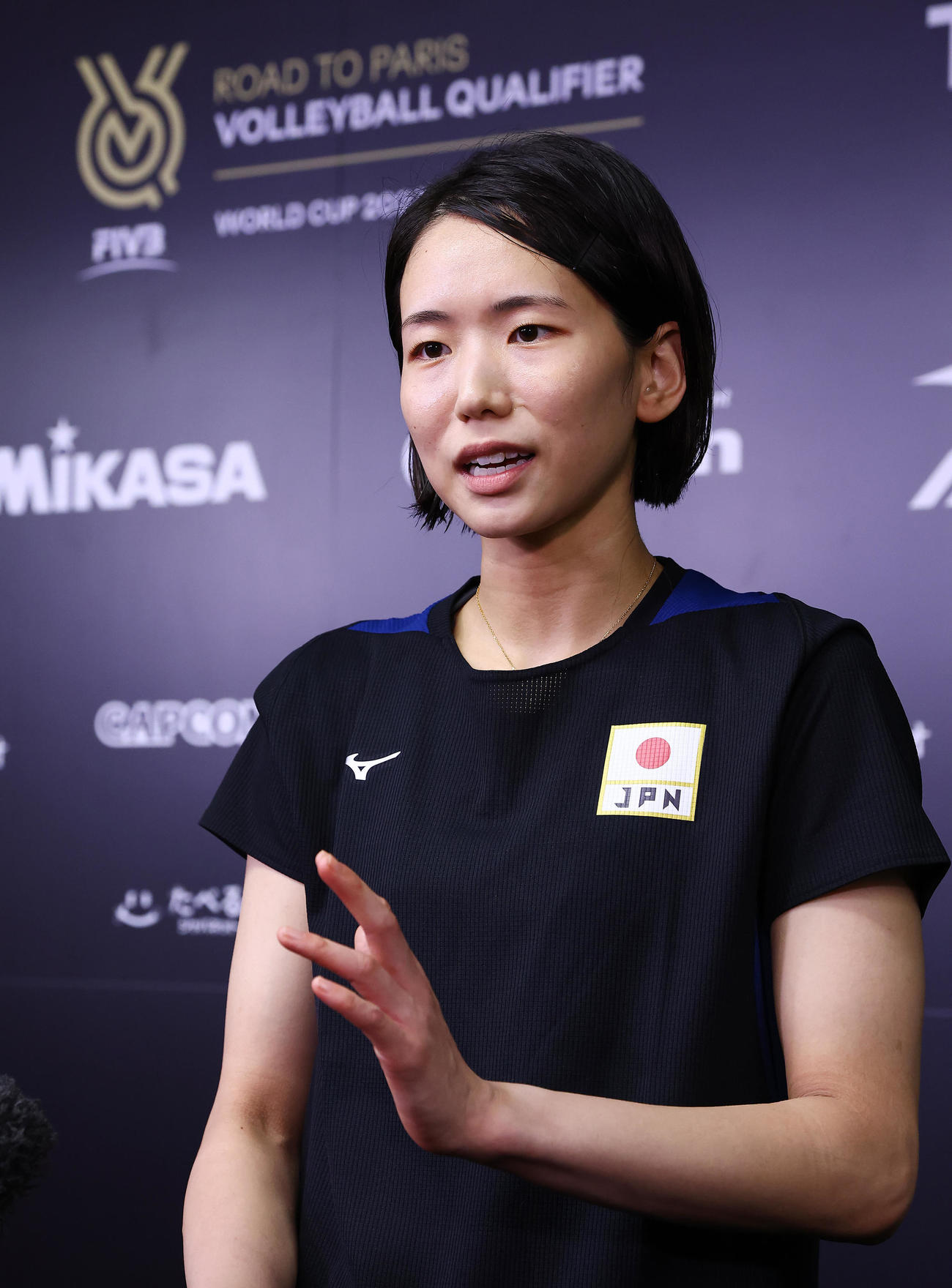 前日練習を終え記者の質問に応じる古賀（撮影・垰建太）