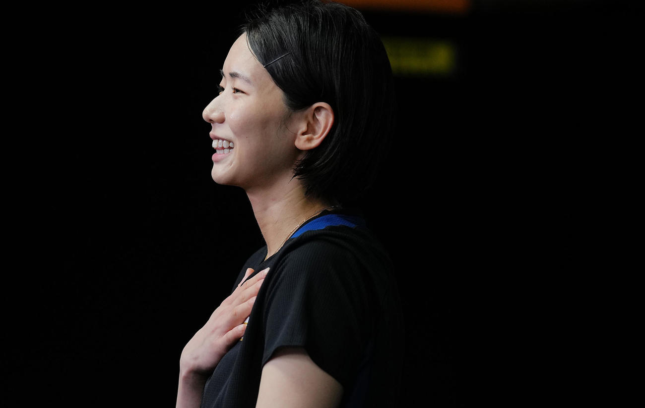 前日練習を終え左胸の日の丸に手を当てながら取材に応じる古賀（撮影・垰建太）