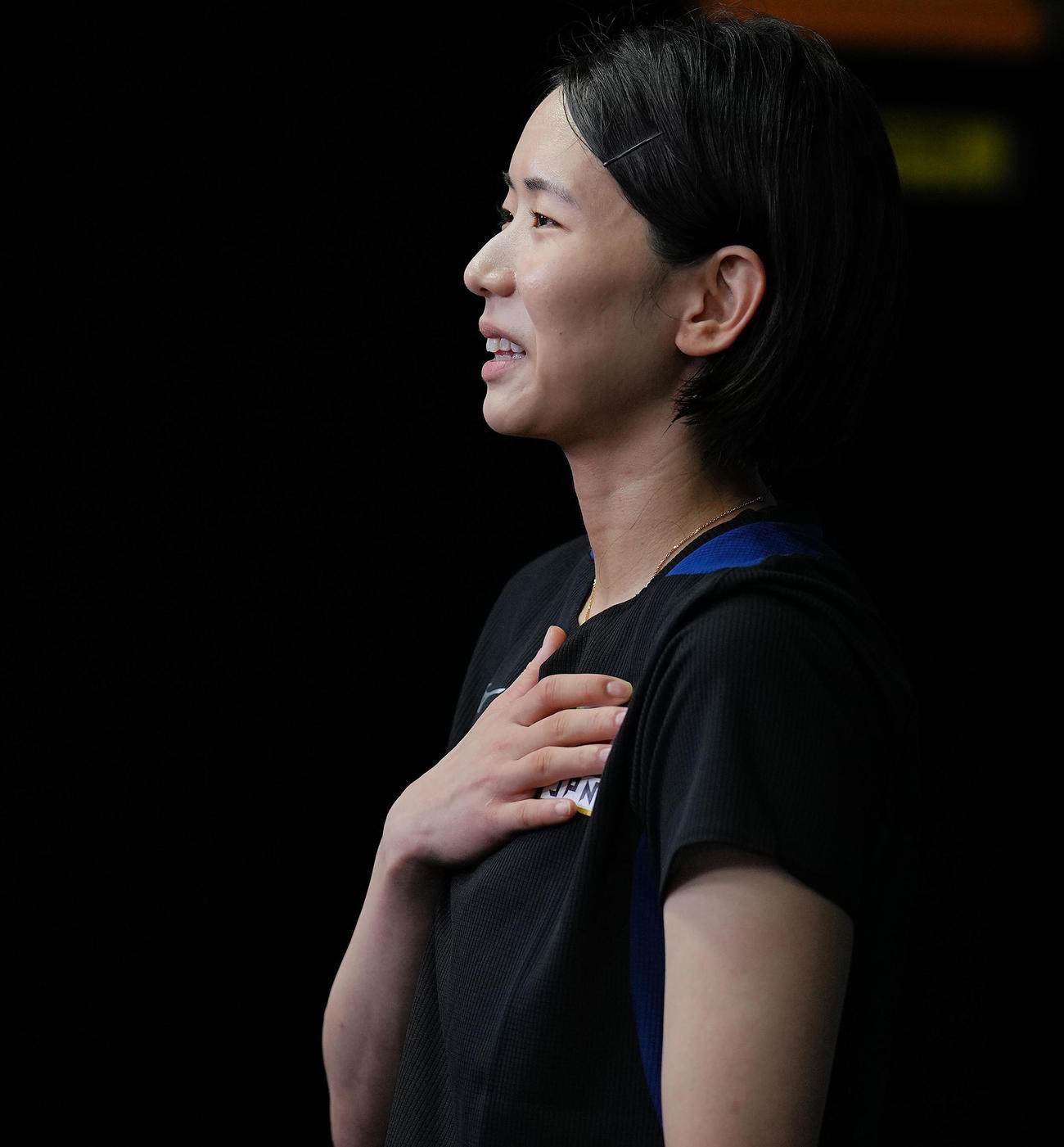 前日練習を終え左胸の日の丸に手を当てながら取材に応じる古賀（撮影・垰建太）