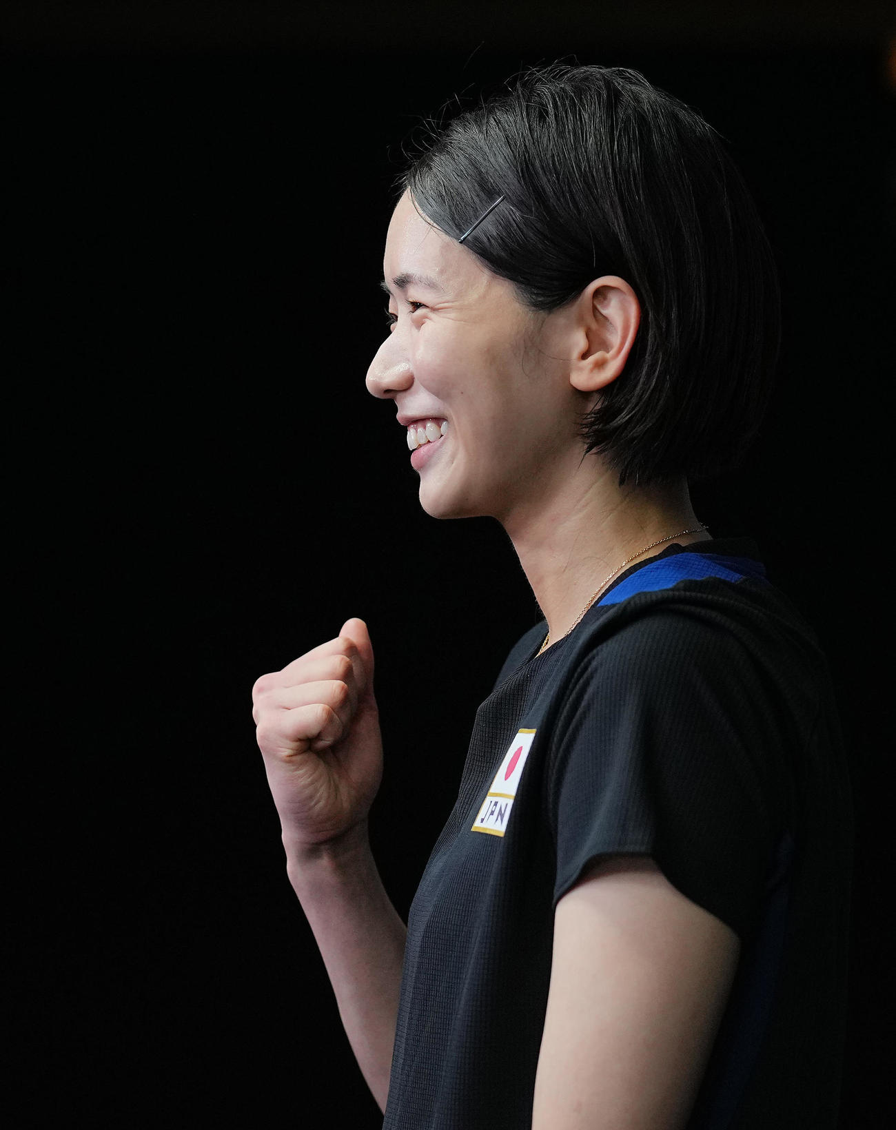 前日練習を終えガッツポーズをつくり笑顔で取材に応じる古賀（撮影・垰建太）