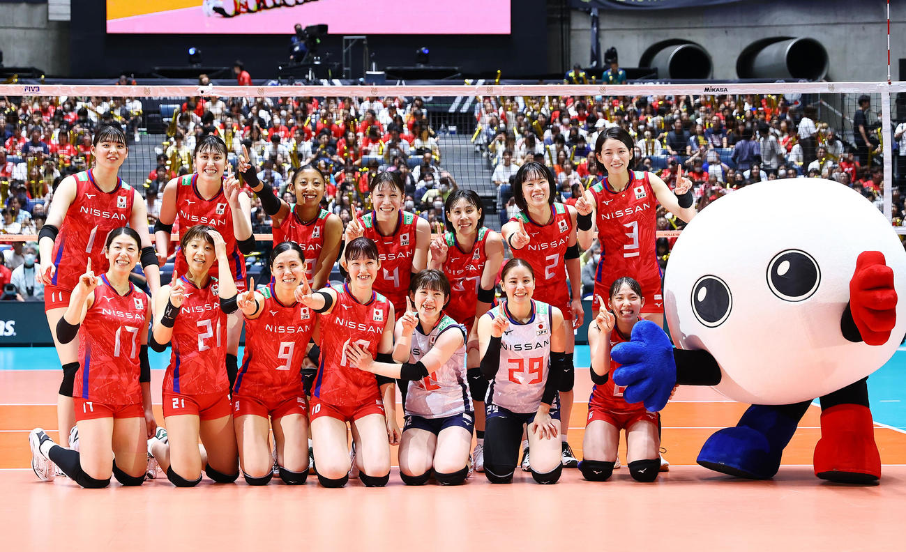 日本対ペルー　ペルーに勝利し笑顔で記念写真に納まる日本の選手たち（撮影・垰建太）