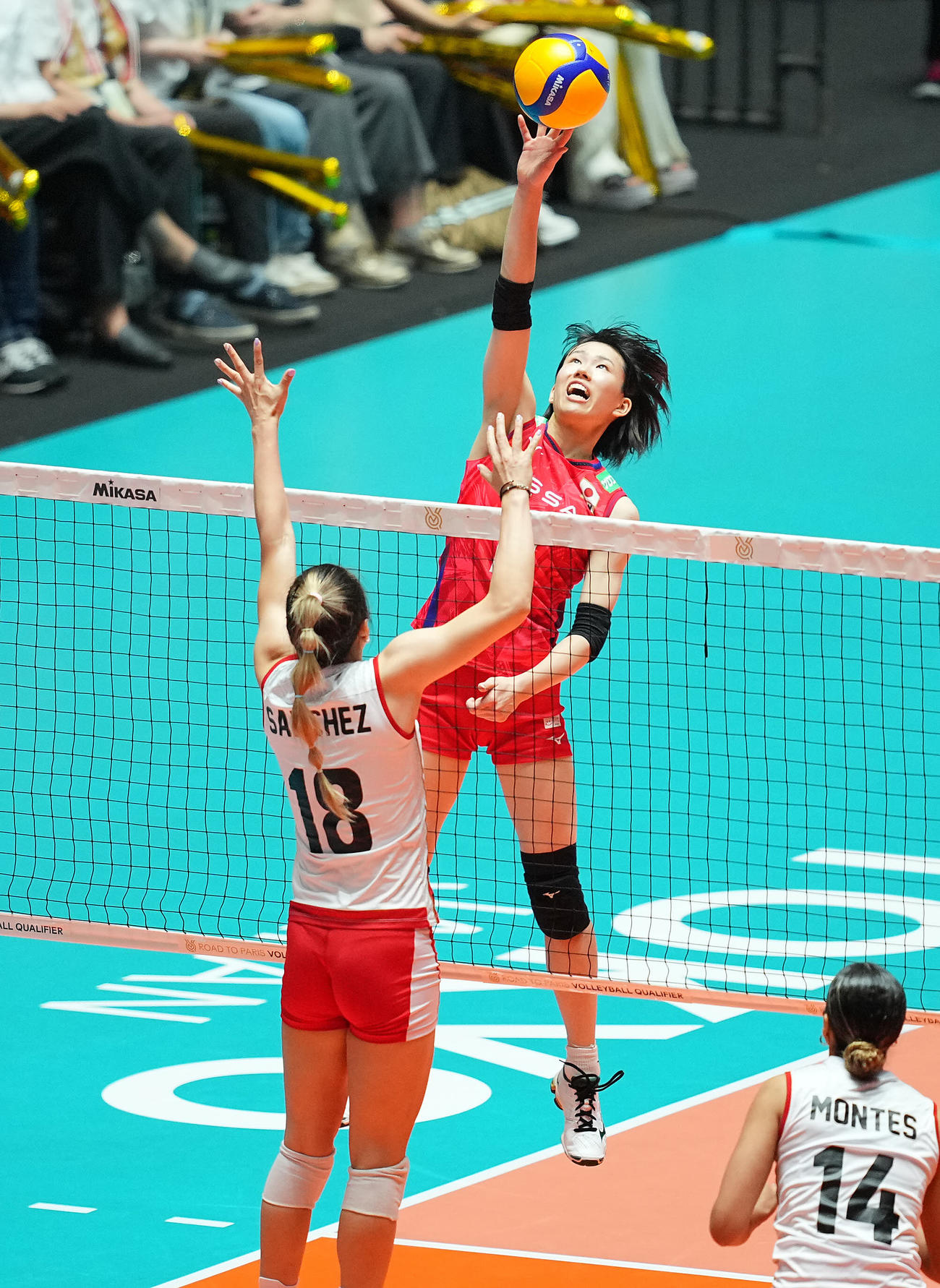 日本対ペルー　第2セット、巧みなコントロールで得点する林（撮影・垰建太）