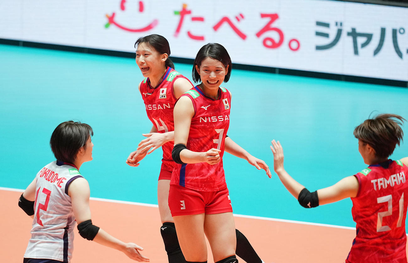 日本対ペルー　第2セット、得点し喜び合う古賀（中央右）と石川（同左）ら（撮影・垰建太）