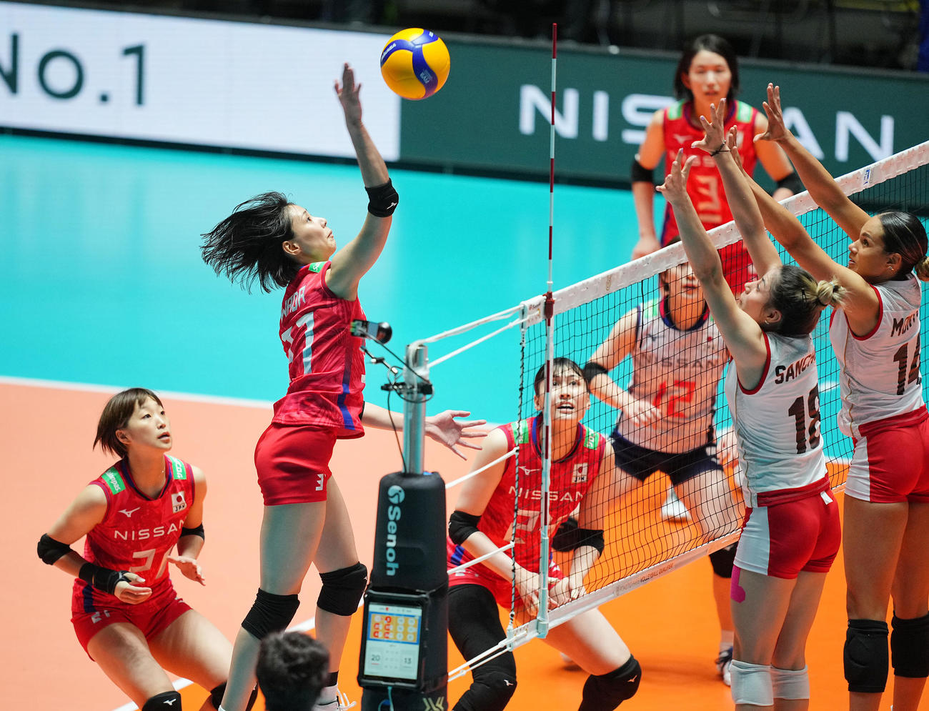 日本対ペルー　第2セット、高い打点のアタックを決める和田（左）（撮影・垰建太）