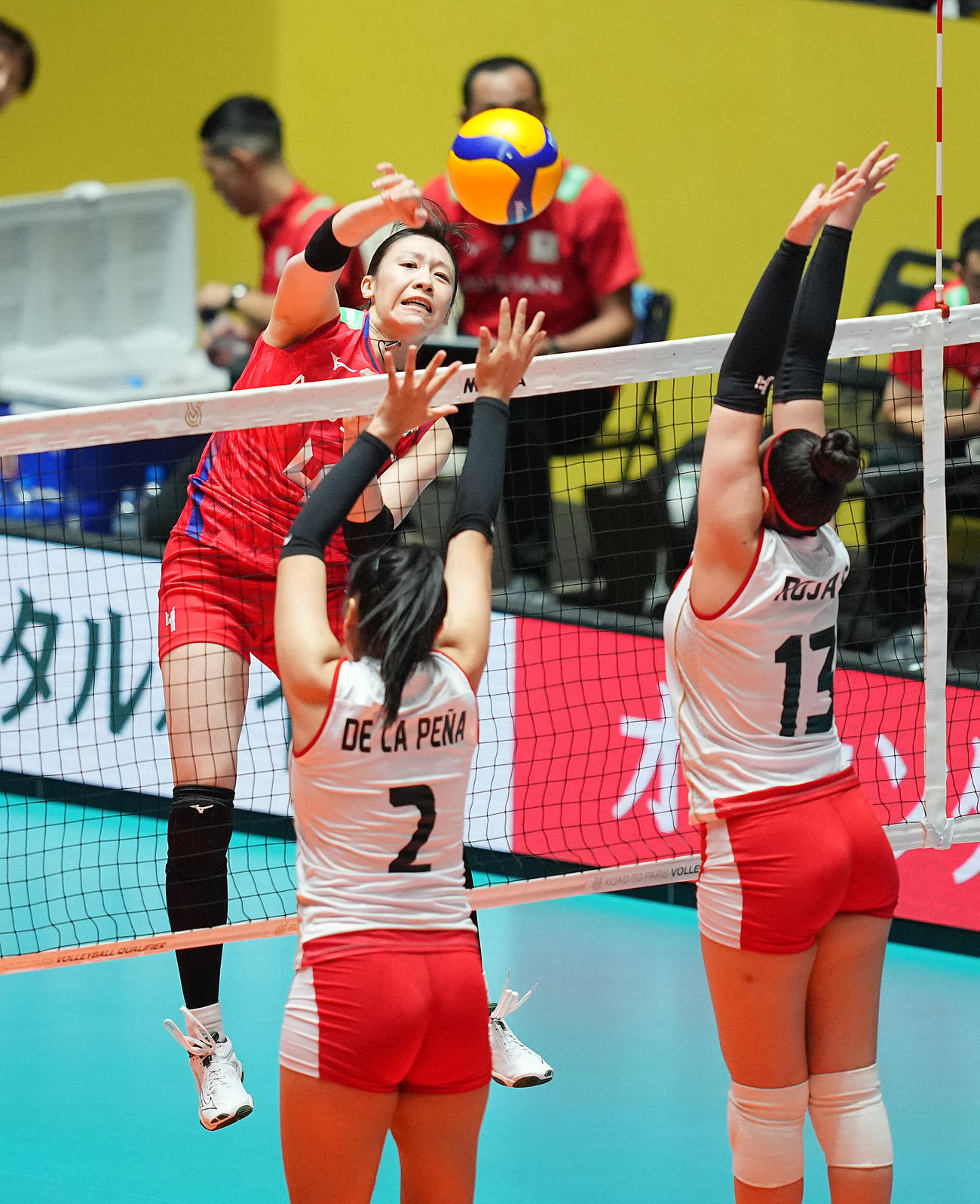 日本対ペルー　第2セット、アタックを決める石川（左）（撮影・垰建太）