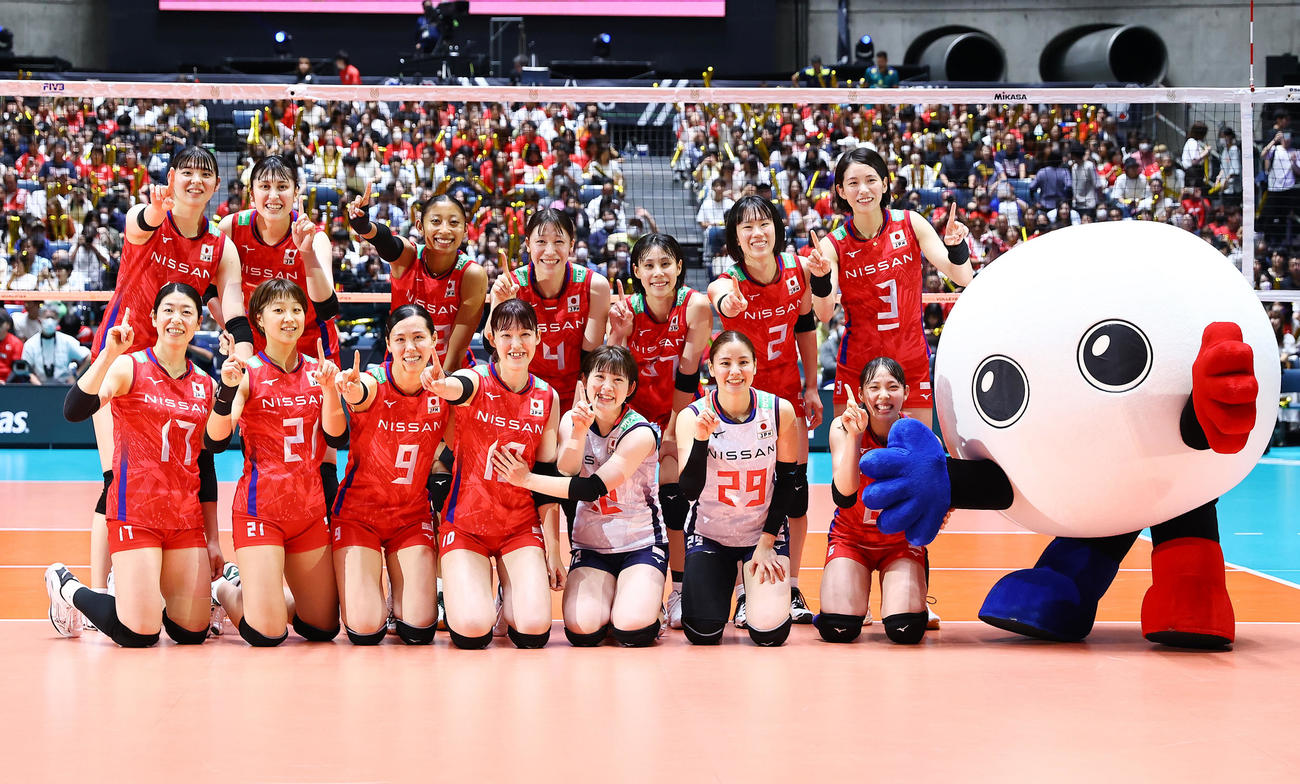 日本対ペルー　ペルーに勝利し笑顔で記念写真に納まる日本の選手たち（撮影・垰建太）