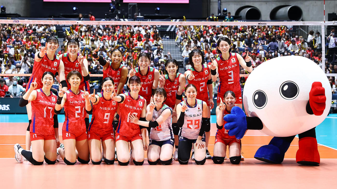 日本対ペルー　ペルーに勝利し笑顔で記念写真に納まる日本の選手たち（撮影・垰建太）