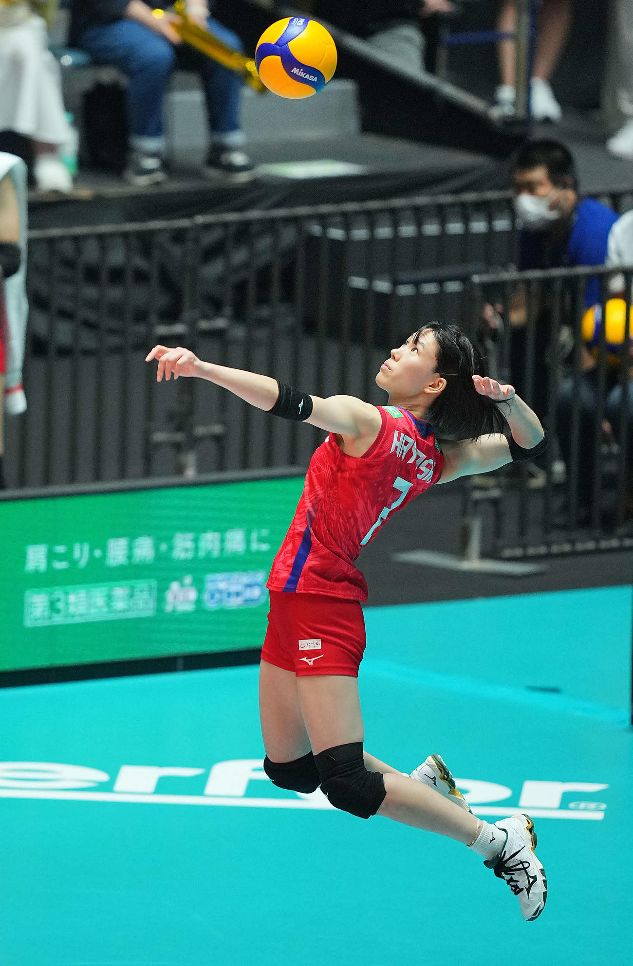 日本対ペルー　第1セット、サーブを放つ林（撮影・垰建太）