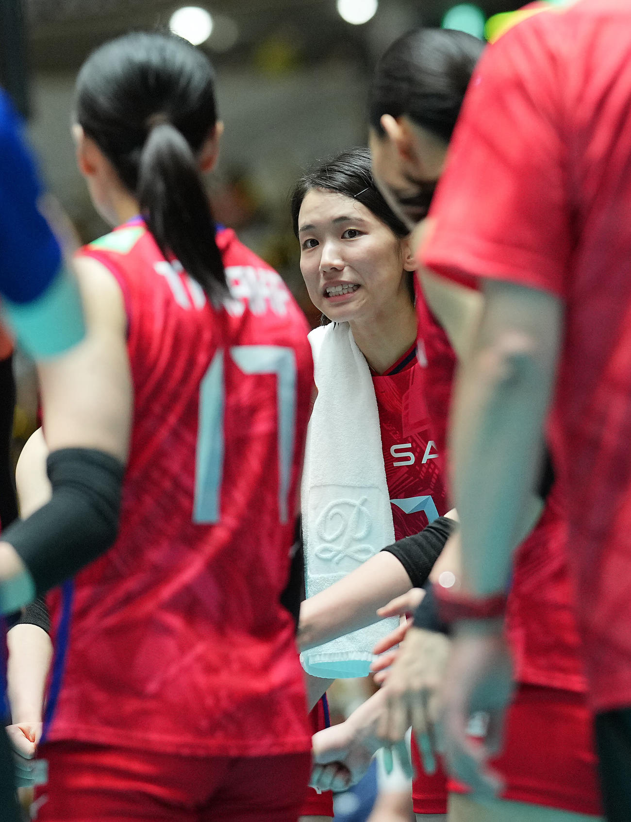 日本対ペルー　第3セット、タイムアウトの間にチームメートを鼓舞する古賀（中央）（撮影・垰建太）