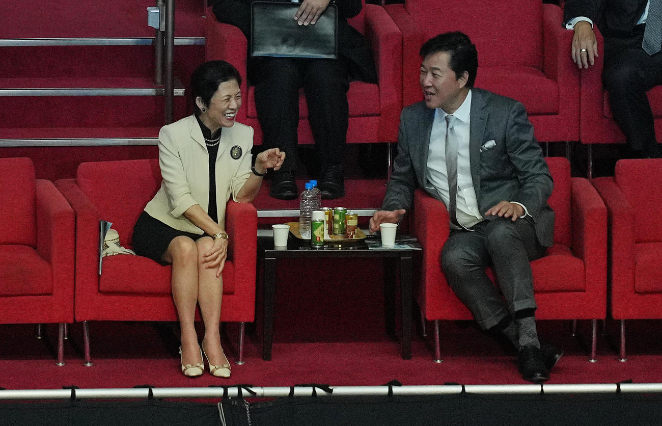 日本対ペルー　スタンドで言葉を交わす川合日本バレーボール協会会長（右）と高円宮妃久子さま（撮影・垰建太）