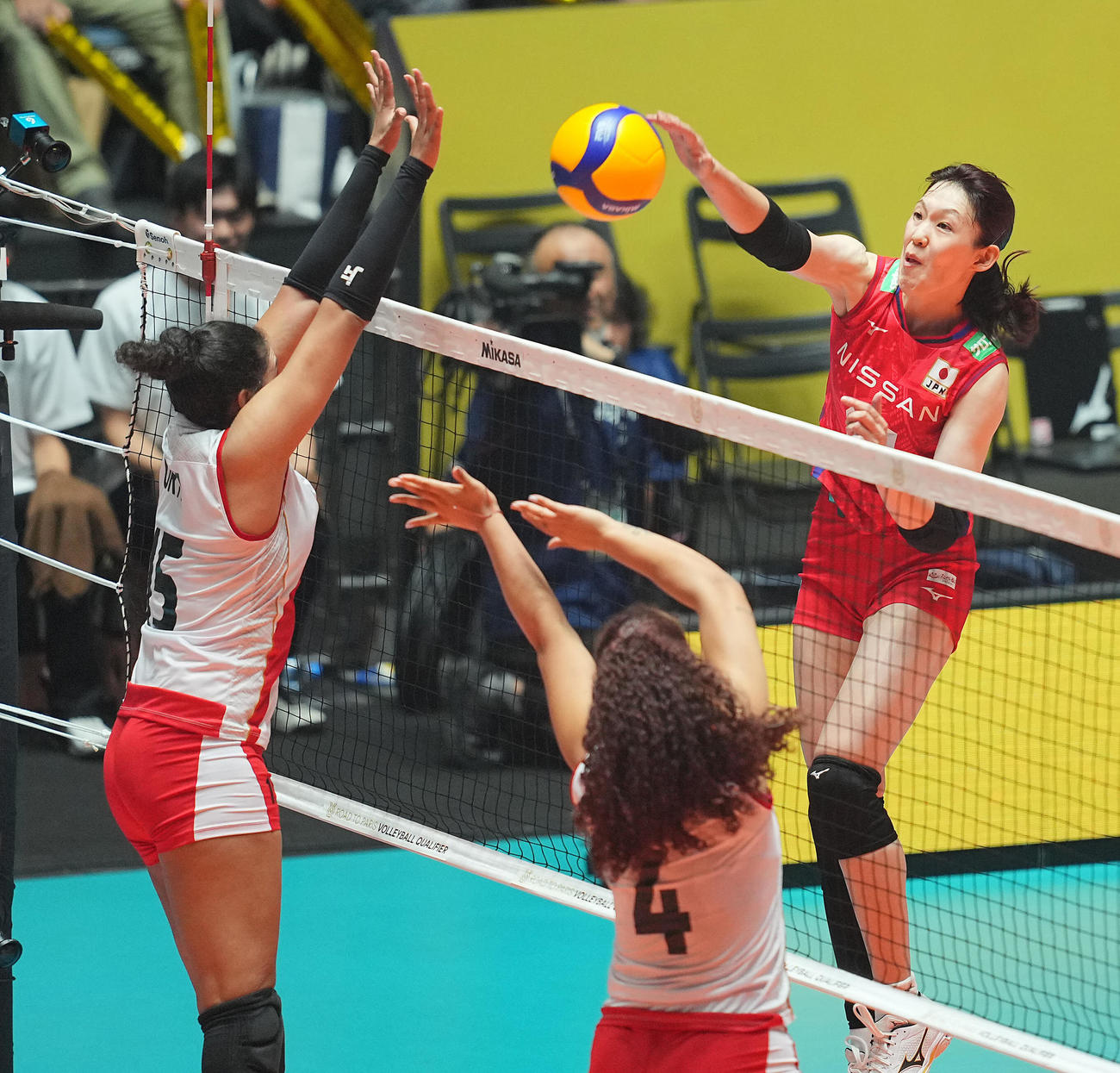 日本対ペルー　第1セット、スパイクを決める井上（撮影・垰建太）