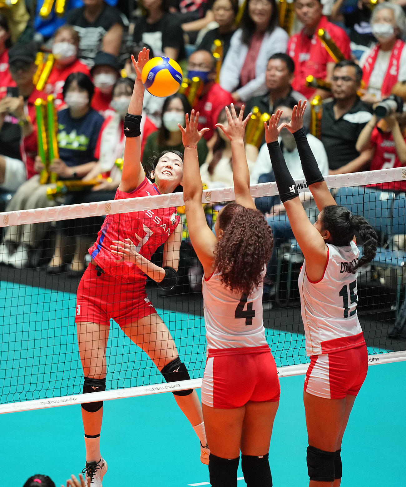 日本対ペルー　第1セット、スパイクを決める古賀（左）（撮影・垰建太）