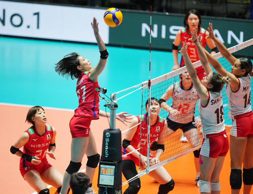 日本対ペルー　第2セット、高い打点のアタックを決める和田（左）（撮影・垰建太）