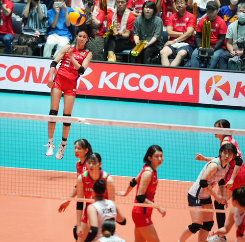 日本対ペルー　第2セット、強烈なサーブを放つ和田（左）（撮影・垰建太）