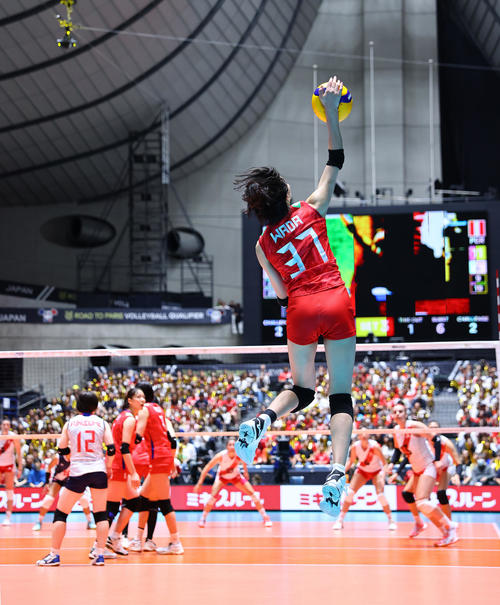 日本対ペルー　第3セット、サービスエースを決める和田（撮影・垰建太）