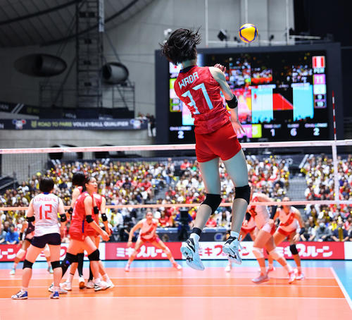 日本対ペルー　第3セット、サービスエースを決める和田（撮影・垰建太）