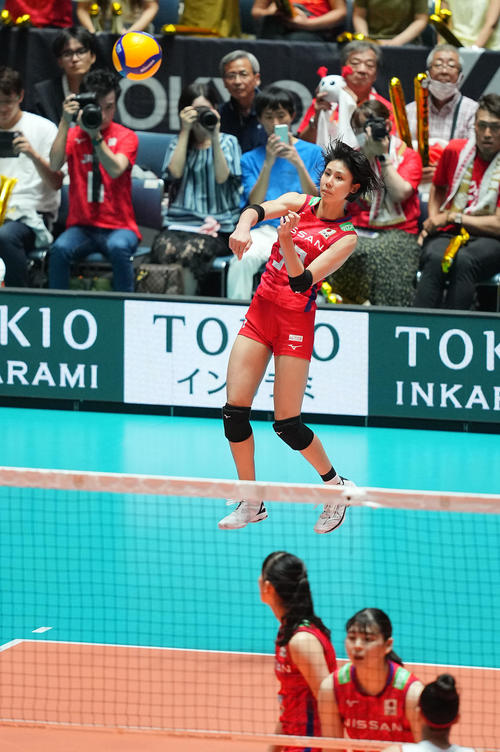 日本対ペルー　第2セット、サービスエースを決める和田（撮影・垰建太）