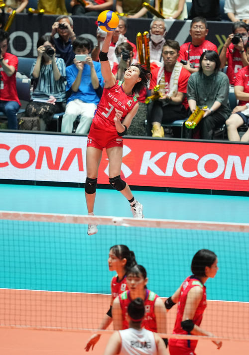 日本対ペルー　第2セット、サービスエースを決める和田（撮影・垰建太）