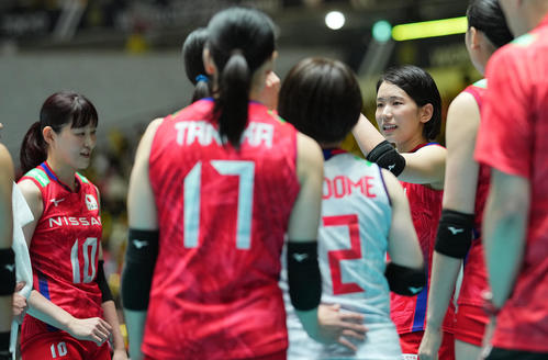 日本対ペルー　第3セット、タイムアウトの間にチームメートに指示を出す古賀（右）（撮影・垰建太）