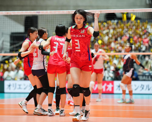 日本対ペルー　第3セット、バックアタックを決め髪の毛をほどきながらサービスポジションへ向かう古賀（撮影・垰建太）